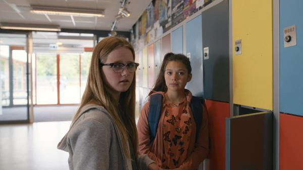 Bild 1 von 5: Floor (Bobbi Mulder) und Margreet (Romy Voll) hören auf dem Schulflur ein Gerücht, dass Kees Marcel ins Koma geschlagen hat.