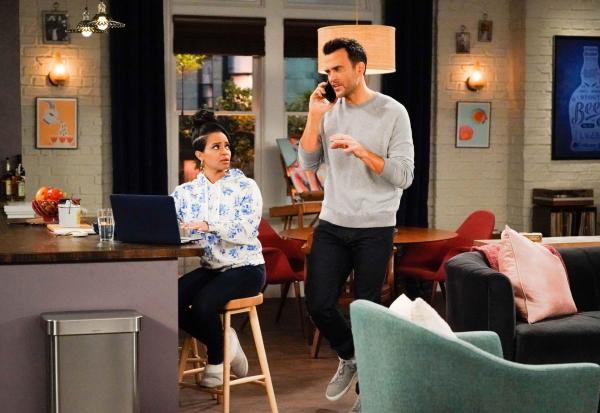 Bild 1 von 12: Randi (Kyla Pratt, l.); Max (Cheyenne Jackson, r.)