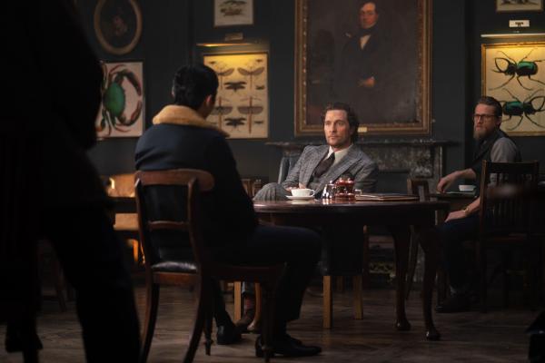 Bild 1 von 14: Mickey Pearson (Matthew McConaughey, l.); Raymond Smith (Charlie Hunnam, r.)