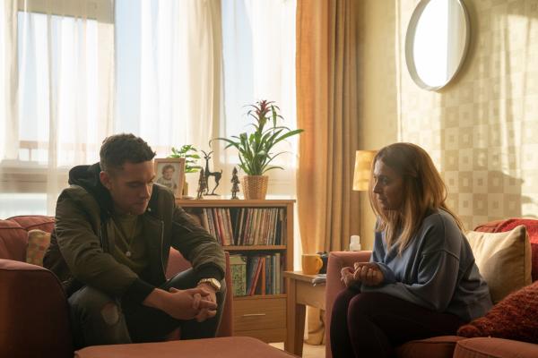 Bild 1 von 5: Amanda (Amanda Abbington) macht sich große Sorgen um ihren Sohn Billy (Tom Brittney), der unter seinem Leben als Influencer und Reality-Star zu leiden beginnt.