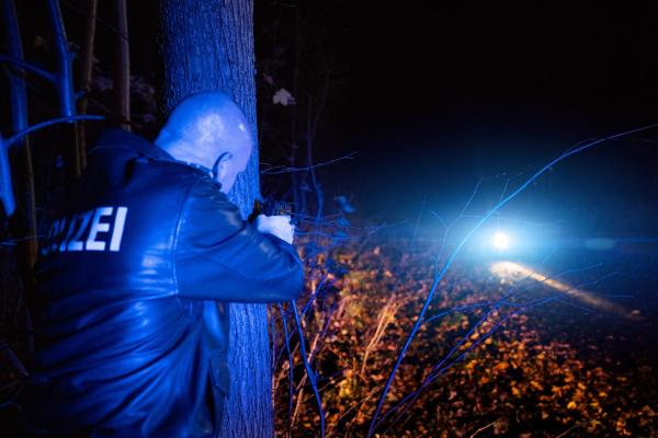 Bild 1 von 6: Üblicherweise sind Polizisten diejenigen, die zur Aufklärung der Verbrechen beitragen. Im Herbst 2011 gerät die Polizei in Augsburg selbst in die Schusslinie von Kriminellen.