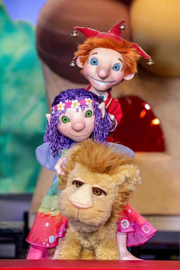 Bild 1 von 10: Im Bild: Kasperl mit Fee Lila und Löwe Leopold.