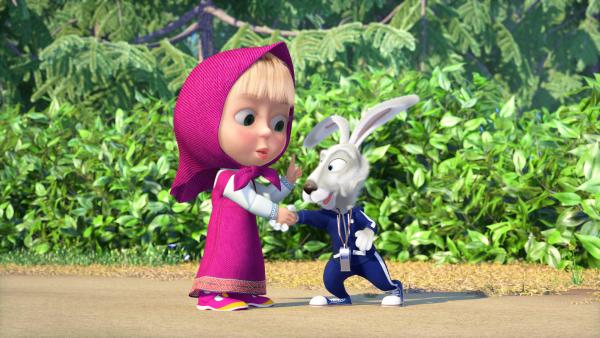 Bild 1 von 9: Mascha und der Hase reichen sich die Hand.