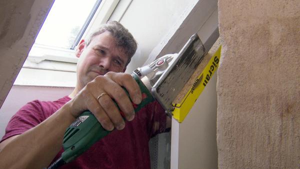 Bild 1 von 2: Jürgen legt mit der Kreissäge selbst Hand an
