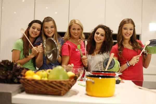 Bild 1 von 3: Singa mit den TanzAlarm-Kids v.l.: Kim, Annika, Leoni und Lara in der Küche