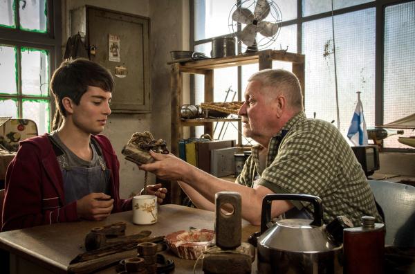 Bild 1 von 11: Kalluk (Kari Väänänen) weist Arne (Max Hegewald) in die Welt der Seemannsknoten ein.