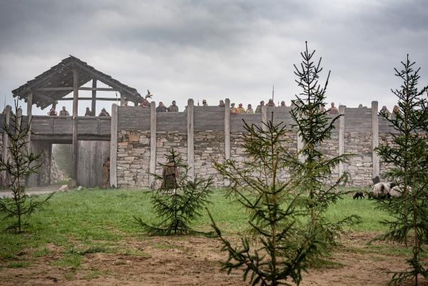Bild 1 von 4: Die Kelten ziehen von ihren offenen Dörfern in ummauerte Siedlungen, die sie gegen ihre Gegner abschotten.