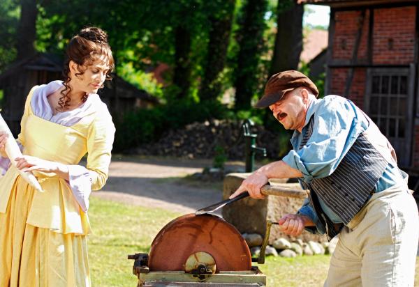 Bild 1 von 15: Die Bauern (Florian Martens und Gesine Cukrowski) prüfen, ob das Messer schon scharf genug zum Schlachten ist.