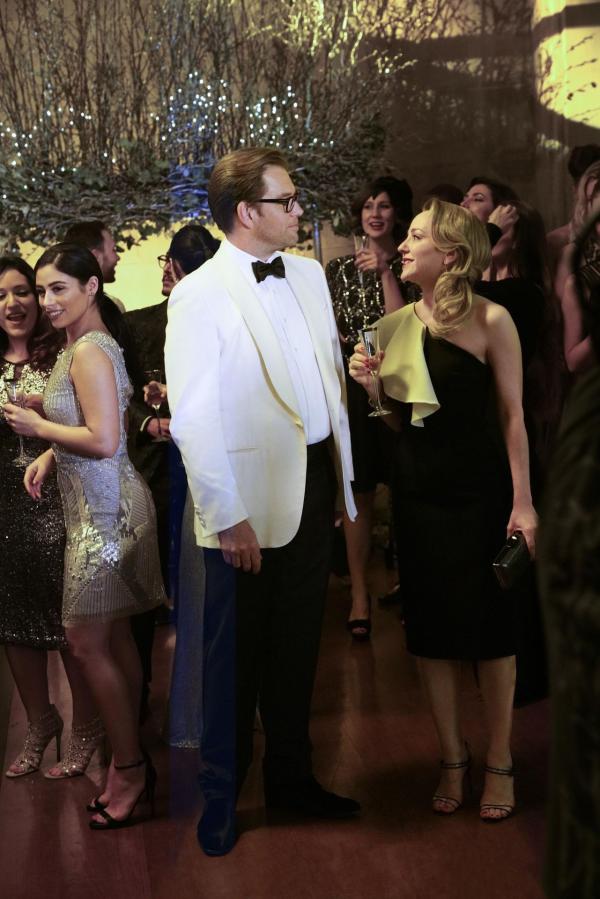 Bild 1 von 20: Möchten auf einer Party Nella Westers rechten Hand und ihrem Rivalen, die beide als Zeugen im Prozess geladen sind, befragen: Bull (Michael Weatherly, l.) und Marissa (Geneva Carr, r.).