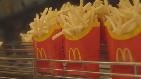 Bild 1 von 4: Neben Burger sind Pommes der Klassiker bei McDonald?s. Aber woher stammen die Kartoffeln, und wie viel Acrylamid steckt in den frittierten Stangen?