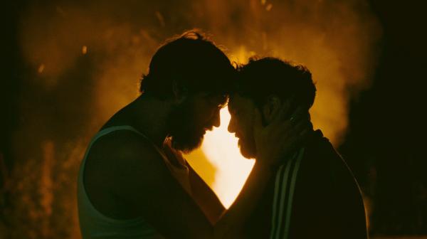 Bild 1 von 3: versucht er eine Antwort zu finden, warum Andreas als Geist zurückgekommen ist. - David (Ali Berber, rechts) hat eine Begegnung mit dem Geist seines kürzlich verstorbenen Freundes Andreas (Manolo Bertling).