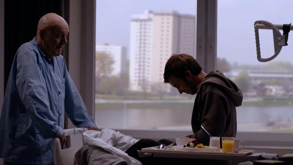 Bild 1 von 4: Tristan (Maarten Nulens, r.) teilt sich das Zimmer mit Marcel Vanderjeugdt (Vic de Wachter, l.), der bereits seit mehreren Jahren an Krebs leidet. Als einer der wenigen Menschen, der wirklich weiß, was Tristan gerade durchmacht, gibt er ihm einen besonderen Rat.