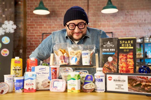 Bild 1 von 10: Fertigprodukte wie Fruchtayran und Spareribs sehen frisch aus, doch Sebastian Lege entlarvt die Tricks der Lebensmittelindustrie, die hinter dem Genuss aus dem Kühlregal stecken.