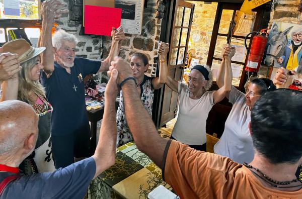 Bild 1 von 4: Hier in der Traditionsherberge Ave Fénix in Villafranca del Bierzo werden Traditionen noch gelebt: Jato (2.v.l.) spricht das Tischgebet beim allabendllichen Pilgermenü.