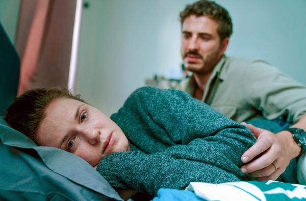 Bild 1 von 3: Genevieve (Harriet Dyer) wünscht sich, Raff (Ryan Corr) würde sie verlassen.