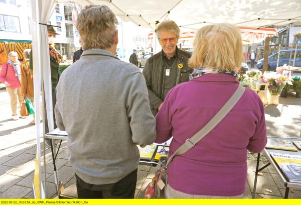 Bild 1 von 5: Der 74-jährige Peter Schroeder spricht offen über seine Erfahrungen und zeigt: Auch mit zunehmender Erblindung geht das Leben weiter!