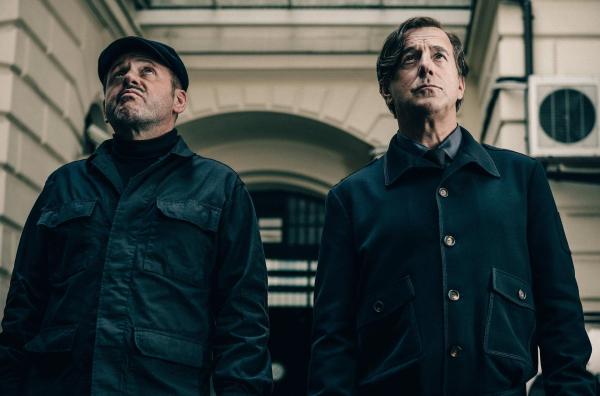 Bild 1 von 1: Im Bild: Samuel Finzi (Carlos), Heino Ferch (Allmen).