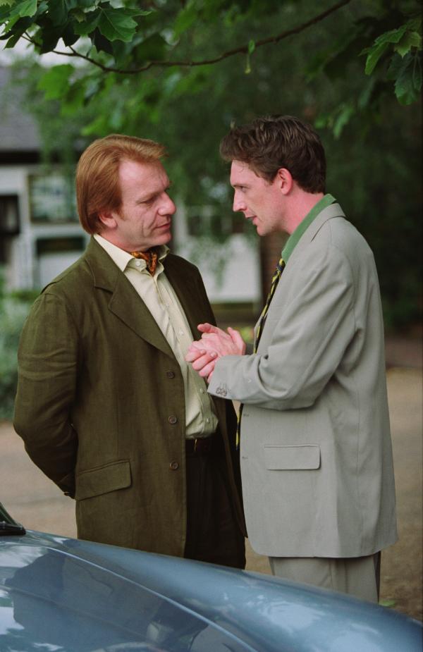 Bild 1 von 7: Ein intensives Gespräch zwischen Dr. Clive Warnford (Clive Wood, l.), Arzt im Seniorenheim, und Mungo Mortimer (Colin Tierney, r.), dem Neffen einer kranken Heimbewohnerin.