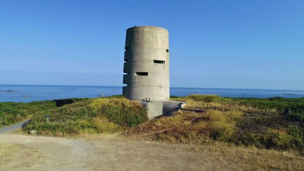 Bild 1 von 3: Unter diesem Betongebilde auf der britischen Kanalinsel Guernsey verbirgt sich ein komplexes Bunkersystem.