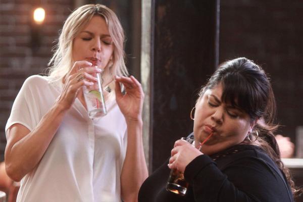 Bild 1 von 21: Die Freundschaft zwischen Mickey (Kaitlin Olson, l.) und Alba (Carla Jimenez, r.) wird auf eine harte Probe gestellt, als Mickey plötzlich noch eine andere Freundin findet ...