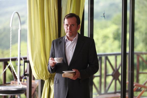 Bild 1 von 6: DI Richard Poole (Ben Miller) wurde zu einer Party mit seinen ehemaligen Kommilitonen eingeladen. Der eigenwillige Ermittler trinkt jedoch lieber Tee sitzt allein auf der Terrasse, als sich unter die Gäste zu mischen.