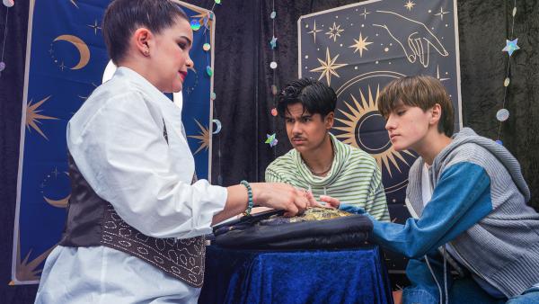 Bild 1 von 7: Luna (Marilou Dolores Diana Weilandt, 3. von links) und Sami (Joel Massy Kohandel, 2. von links) lassen sich von einer Wahrsagerin die Sterne deuten.© MDR/Thomas Dietze - Honorarfreie Verwendung gemäß AGB im redaktionellen Zusammenhang mit genannter Sendung bei Nennung \