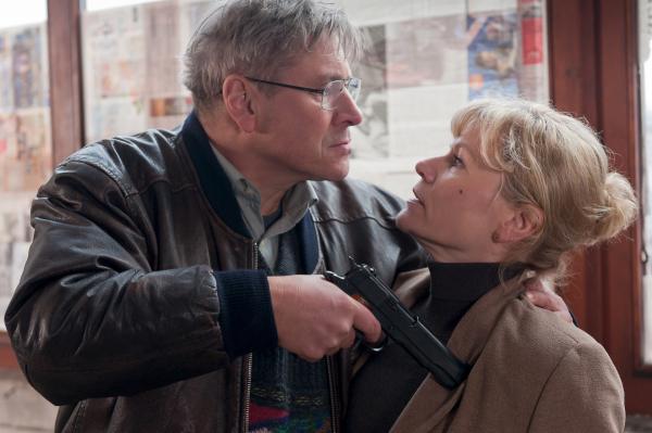 Bild 1 von 13: Werner Burkhard (Michael Kind) hat Bergers Frau Karin (Anne Kasprik) entführt, um an sein Recht zu kommen.