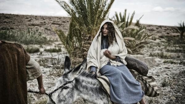 Bild 1 von 2: Scene 06/44 - Exterior Bethelem Road; Joseph (JOE COEN) and Mary (LEILA MIMMACK) on their nlong travels.Nutzung nur in Verbindung mit der Programmkommunikation. Jede andere Nutzung ins untersagt.(Graded_TB_Day12A_03192012_JA_TB__D3S8473)