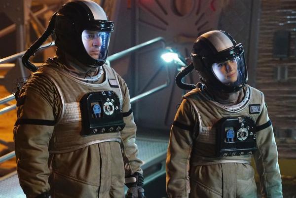 Bild 1 von 44: Castle (Nathan Fillion, l.) und Kate (Stana Katic, r.) sind sich sicher: Es muss sich außer der Crew noch etwas hier befunden haben ...