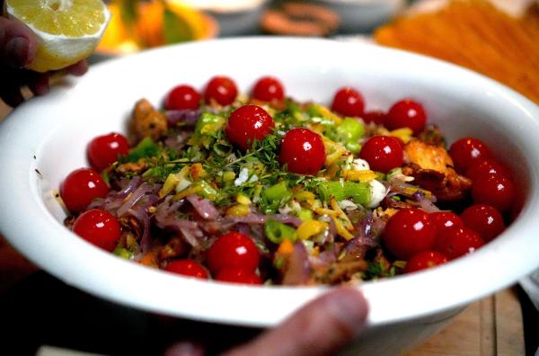 Bild 1 von 7: Ein Rezept von Schauspieler Philipp Hochmair: Pasta mit Pfifferlingen, Zitrone und Tomaten