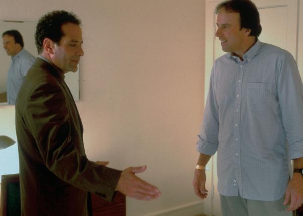 Bild 1 von 8: Monk (Tony Shalhoub, l.) weiß nicht so recht, ob er John Wurster (Kevin Nealon, r.) trauen kann ...