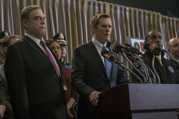 Bild 1 von 8: Commissioner Ed Davis (John Goodman, l.); Special Agent Richard DesLauriers (Kevin Bacon, M:)