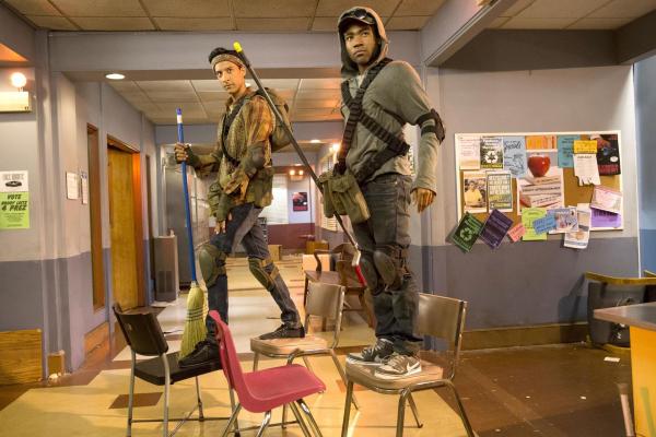 Bild 1 von 23: Ja nicht den Boden berühren: Abed (Danny Pudi, l.) denkt sich zum Abschied seines besten Freundes Troy (Donald Glover, r.) eine ganz besondere Abschiedsfeier aus ...