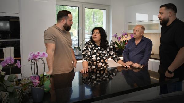 Bild 1 von 3: Von links: Engin, Vasfiye, Sait und Serkan Kaya - Familie Kaya im Gespräch in der Küche.