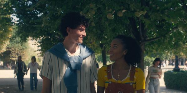 Bild 1 von 3: Benoit (Étienne Moana, l.) und Cece (Hailey Romain, r.) haben den Auftrag bekommen, gemeinsam spazieren zu gehen. Eine erfreuliche Hausaufgabe!