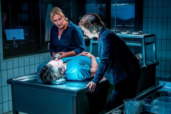 Bild 1 von 27: Im Bild (v.li.): Angelika Niedetzky (Biggi Obergschwendter), Alexander Pschill (Dr. Richie Vitek), Katharina Stemberger (Joe Haizinger).