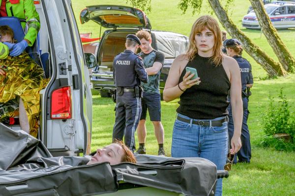 Bild 1 von 3: Die Leiche persönlich zu kennen, macht die Ermittlungen für Nele Oldendorf (Anna Hausburg) um einiges schwerer. Mit großer Wahrscheinlichkeit hat sie den Täter im Vorbereitungscamp für Europol schon kennengelernt.