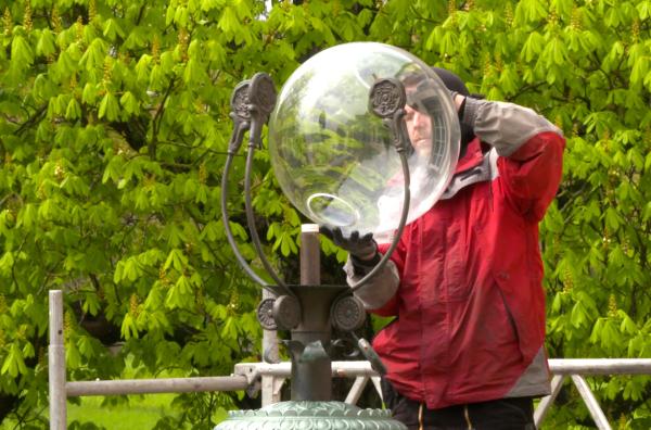 Bild 1 von 2: Martin Wilperath aus Altrip restauriert eine historische Laterne aus Gusseisen.