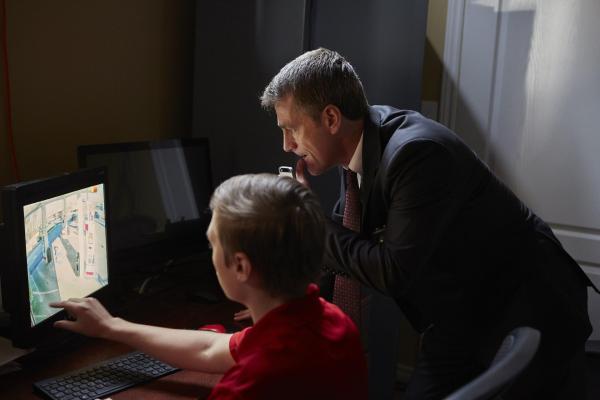 Bild 1 von 4: Detective Burrell (r.)