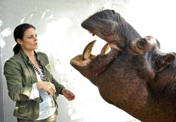 Bild 1 von 10: Flusspferd Fanny hat eine Erkältung. Dr. Susanne Mertens (Elisabeth Lanz) staunt, wie bereitwillig Fanny sich untersuchen lässt. 5 Liter Hustensaft sollten genügen!
