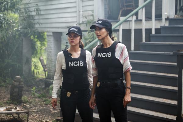 Bild 1 von 9: FBI Special Agent Tammy Gregorio (Vanessa Ferlito, l.); Special Agent Hannah Khoury (Necar Zadegan, r.)