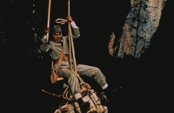 Bild 1 von 5: Auf Island findet Geologieprofessor Oliver Lindenbrook (James Mason) einen Einstieg ins Innere der Erde ...