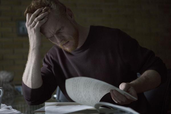 Bild 1 von 14: Simon (Peter Plaugborg) liest den verstörenden Aufsatz seiner Stieftochter Holly.