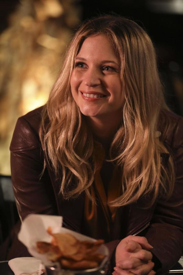 Bild 1 von 13: Es sollte eigentlich ein romantischer Abend werden, doch dann wird Eddies (Vanessa Ray) Date plötzlich von einem gefährlichen Zwischenfall gestört und sie muss ihre Waffe zücken ...