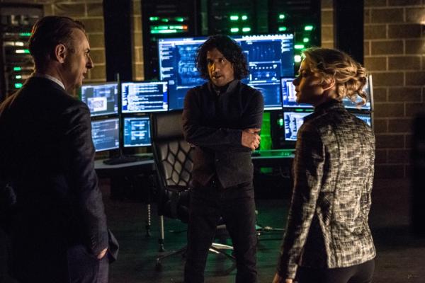 Bild 1 von 20: Nachdem Dr. Dylan Reinhart (Alan Cumming, l.) eine Wanze untergejubelt wurde, versuchen Julian Cousins (Naveen Andrews, M.) und Det. Lizzie Needhams (Bojana Novakovic, r.) herauszufinden wer dahinter steckt ...