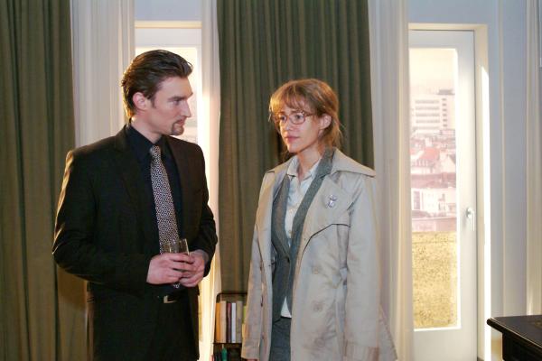Bild 1 von 22: Lisa (Alexandra Neldel, r.) schlägt Richard (Karim Köster, l.) ein Geschäft vor. Wenn er das Versteck von David preisgibt, überlässt sie ihm ihre Anteile an Kerima-Moda. (Dieses Foto von Alexandra Neldel darf nur in Zusammenhang mit der Berichterstattung über die Serie \
