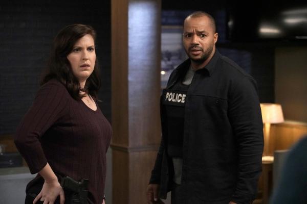 Bild 1 von 4: Jo Evans (Allison Tolman, l.); Alex Evans (Donald Faison, r.)