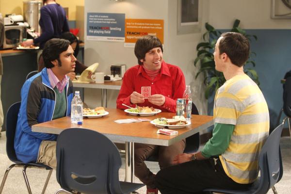 Bild 1 von 31: Mit einem Kartentrick treibt Howard (Simon Helberg, M.) seine Freunde Raj (Kunal Nayyar, l.) und Sheldon (Jim Parsons, r.) fast in den Wahnsinn ...