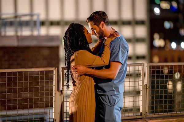 Bild 1 von 18: Im Bild: Freema Agyeman (Dr. Helen Sharpe), Ryan Eggold (Dr. Max Goodwin).