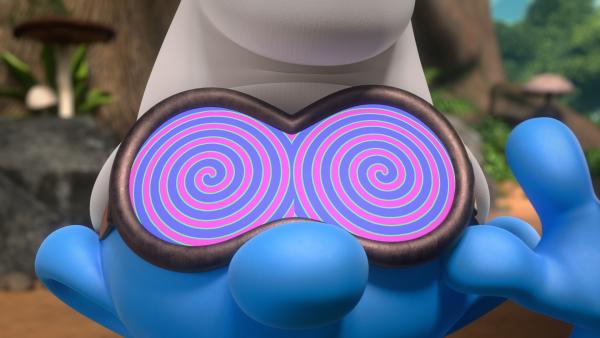 Bild 1 von 1: Schlaubi probiert Papa Schlumpfs Hypnosebrille aus.© KiKA/Peyo Productions, Dupuis Édition & Audiovisuell 2020 - Honorarfreie Verwendung gemäß AGB im redaktionellen Zusammenhang mit genannter Sendung bei Nennung \